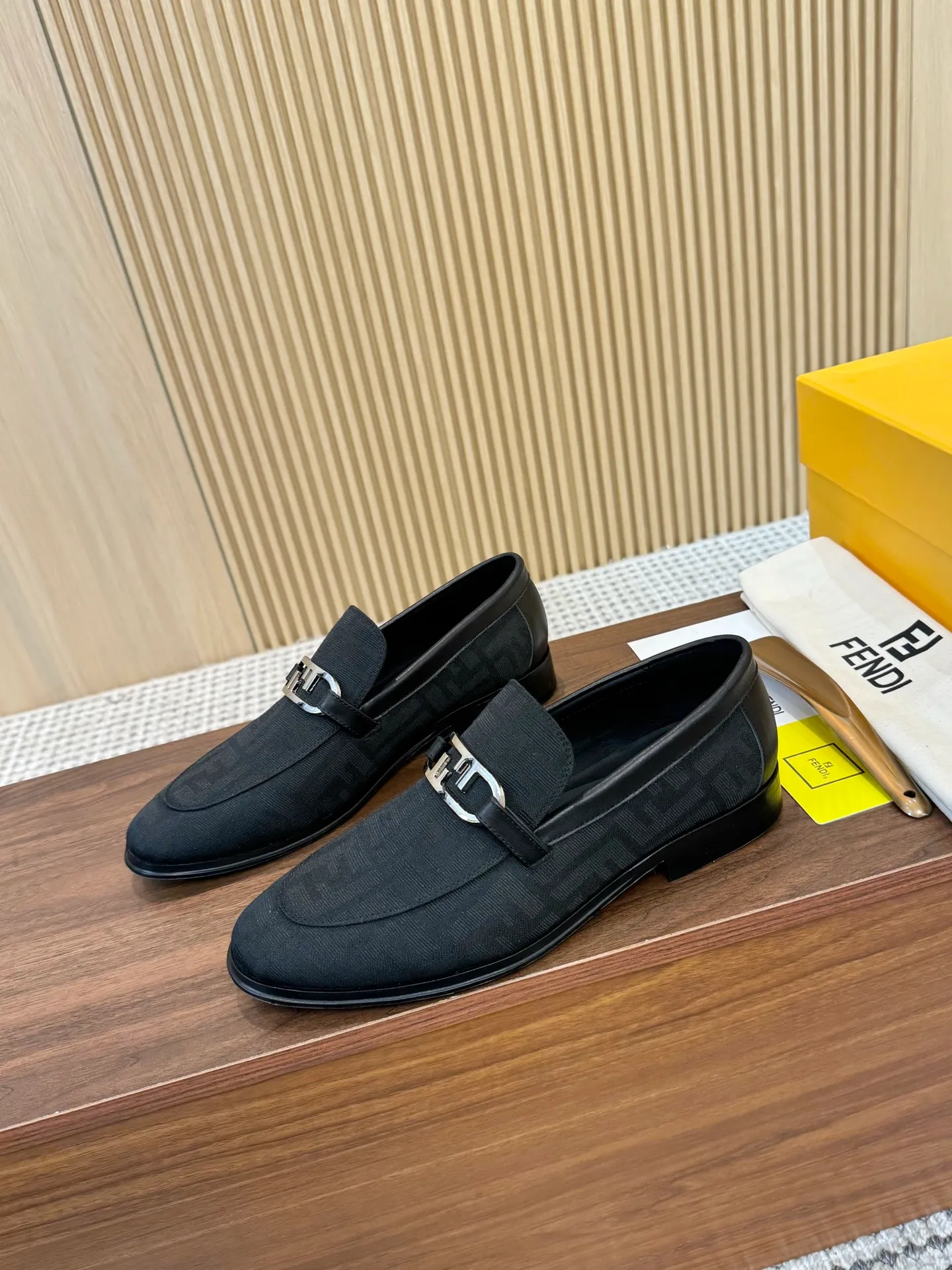 [FENDI] Top P: 980💰 ▪️Size: Men's 39-44. (Customized at 38.45.46) Fendi men's business casual leather shoes Imported brand cloth/calfskin/open edge beads/brand logo printing -Inside: Comfortable cowhide lining -Outsole: Genuine leather outsole with rubber backing embedded in the heel, perfect injection molding -Ultra-high quality control·Fine workmanship: highlighted (high-end·luxury·grade)